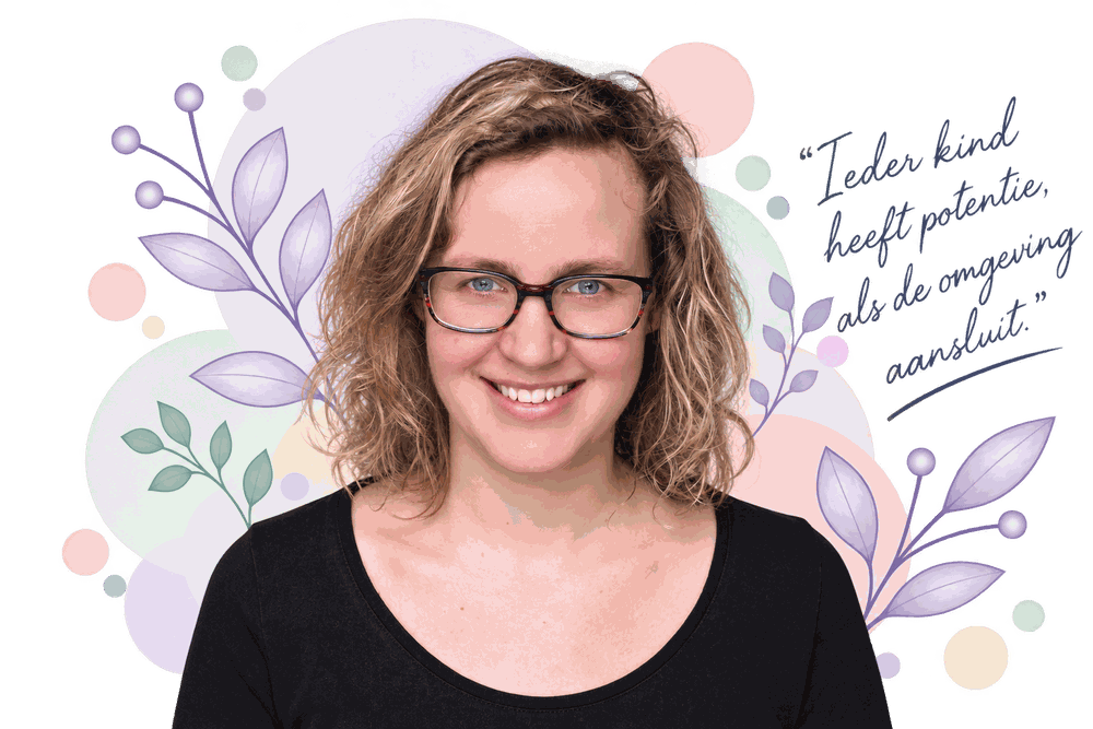 Portretfoto van Loes Wesselink, GZ-psycholoog, met zachte pastelkleurige achtergrondvormen en de tekst 'Ieder kind heeft potentie, als de omgeving aansluit.'